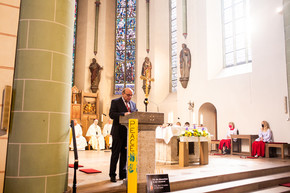 Wolfgang Dröpper von der ev. Kirche gratuliert