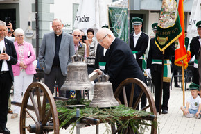 Erzbischof Becker schläg die Glocken das erste Mal an