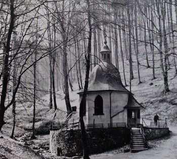 Die Kapelle Waldenburg am ursprünglichen Platz, der heute im Biggesee liegt.